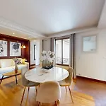Avenue Montaigne - Prime Location