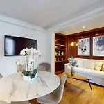 Avenue Montaigne - Prime Location