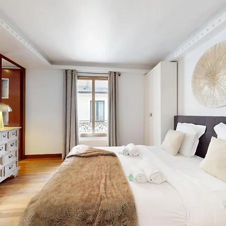 Apartment Avenue Montaigne - Prime Location *