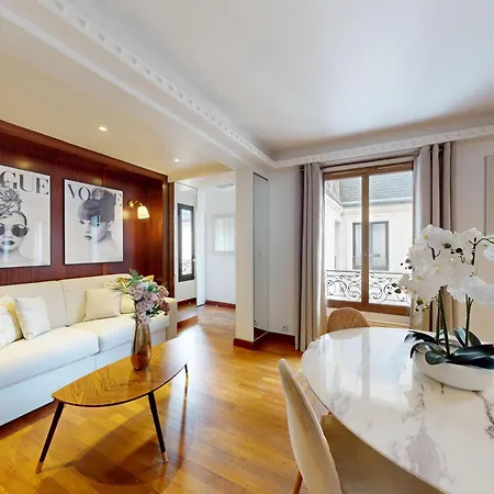 Avenue Montaigne - Prime Location Apartment *