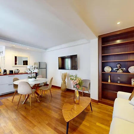 Apartment Avenue Montaigne - Prime Location