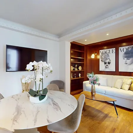 Avenue Montaigne - Prime Location * Paris