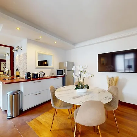 Apartment Avenue Montaigne - Prime Location *