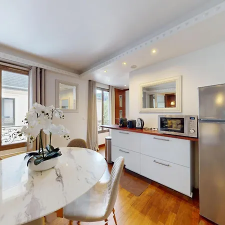 Avenue Montaigne - Prime Location Apartment