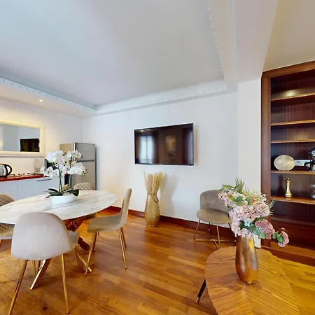 Avenue Montaigne - Prime Location Apartment
