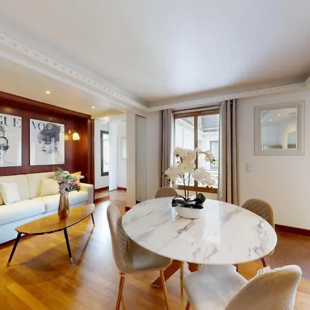 Apartment Avenue Montaigne - Prime Location Paris