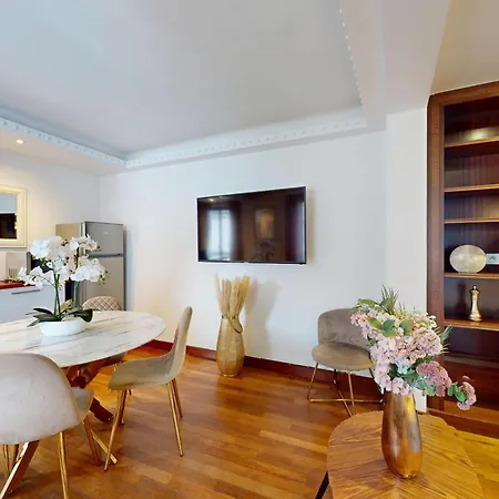 Apartment Avenue Montaigne - Prime Location *