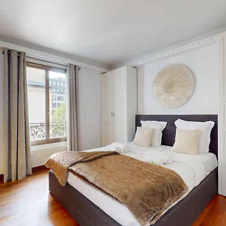 Avenue Montaigne - Prime Location Paris