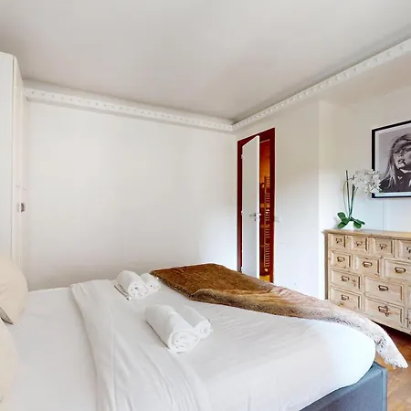 Apartment Avenue Montaigne - Prime Location *