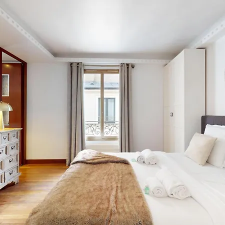 Avenue Montaigne - Prime Location Apartment *