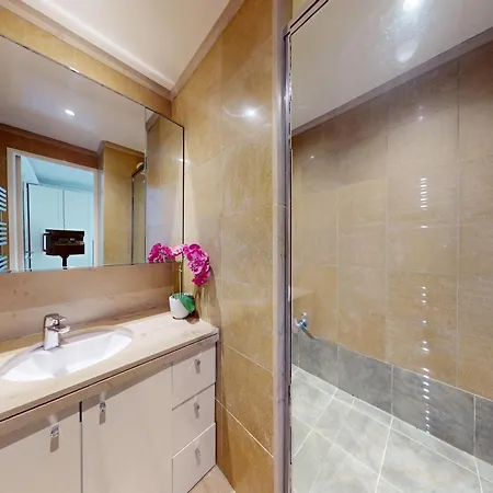 Avenue Montaigne - Prime Location Paris