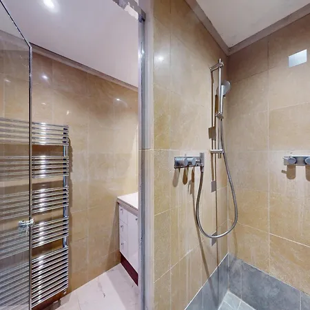 Avenue Montaigne - Prime Location Apartment